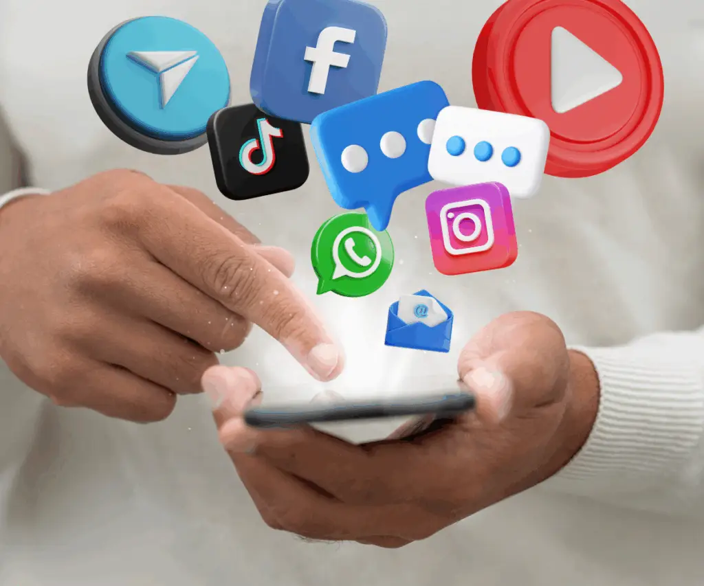 Mano che regge uno smartphone e con l'altra che clicca con icone dei socia in sovravisione per rappresenatre il servizio di Social media Manager